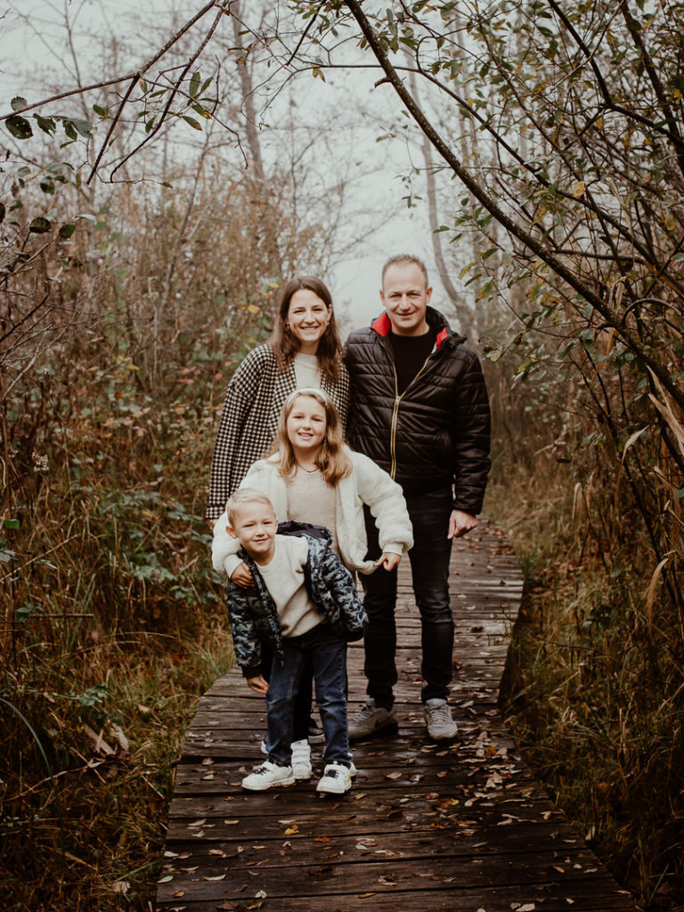 photographie d'une famille en forêt à Fribourg