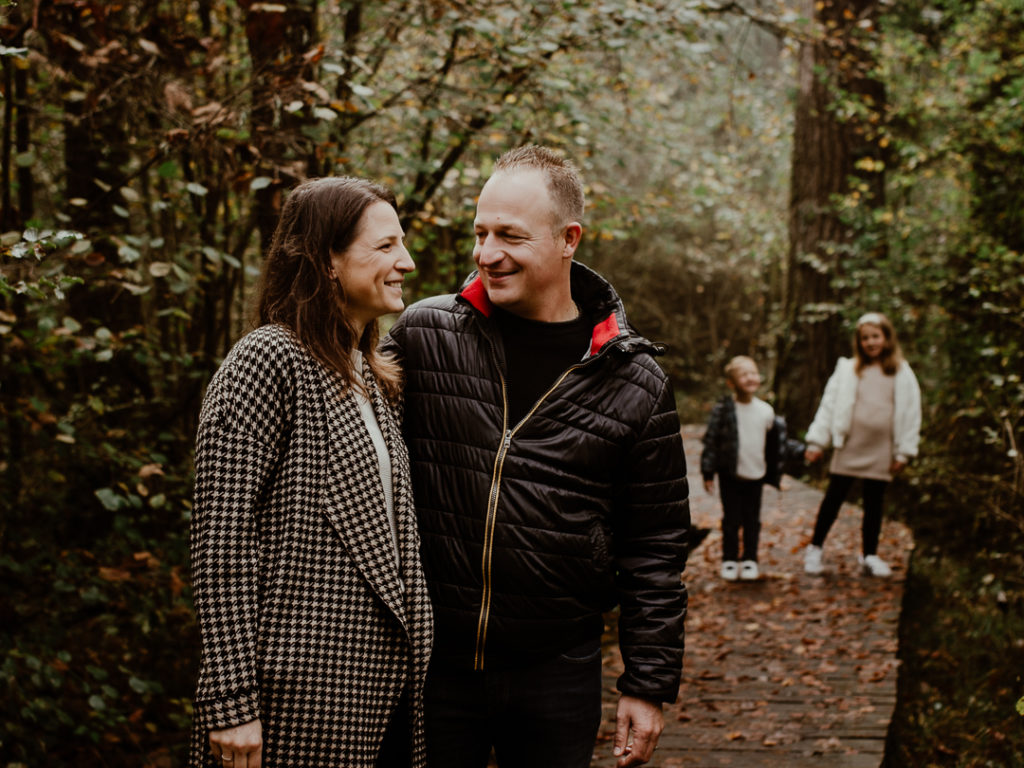 photographie d'une famille en forêt à Fribourg