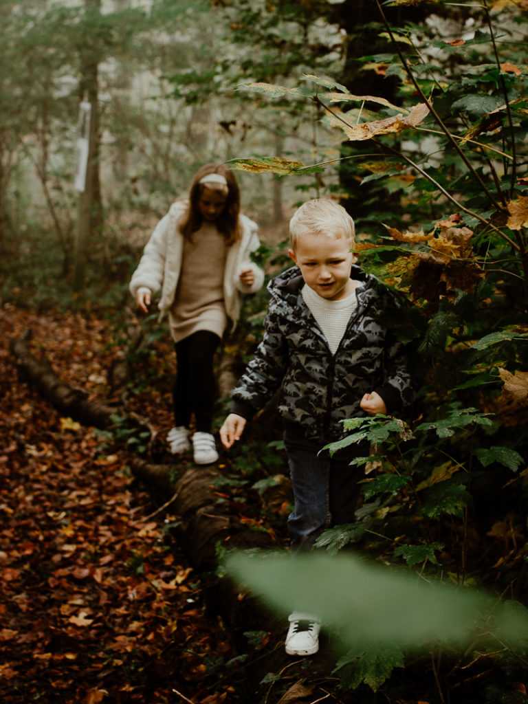 photographie d'une famille en forêt à Fribourg